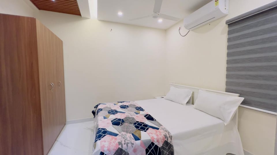 Bed, Photo of the whole room, Bedroom, towels, wardrobe, air conditioner