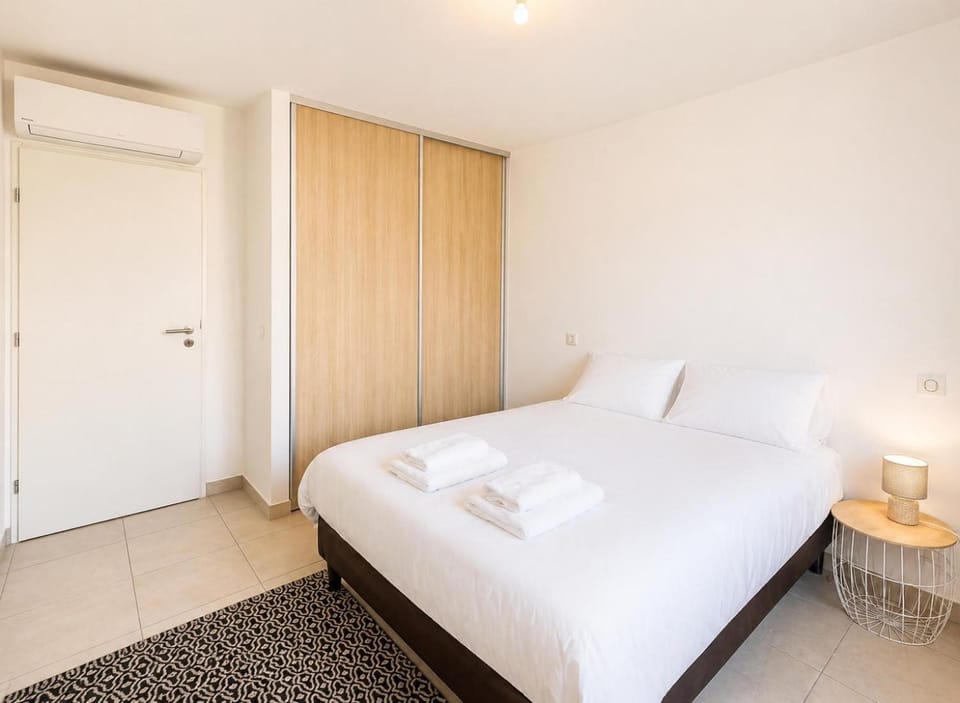 Bed, Photo of the whole room, Bedroom, wardrobe, air conditioner