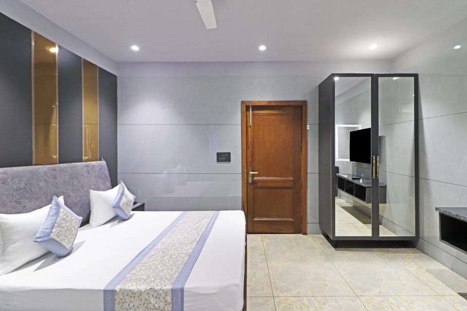 Bed, TV and multimedia, Photo of the whole room, Bedroom, wardrobe, air conditioner