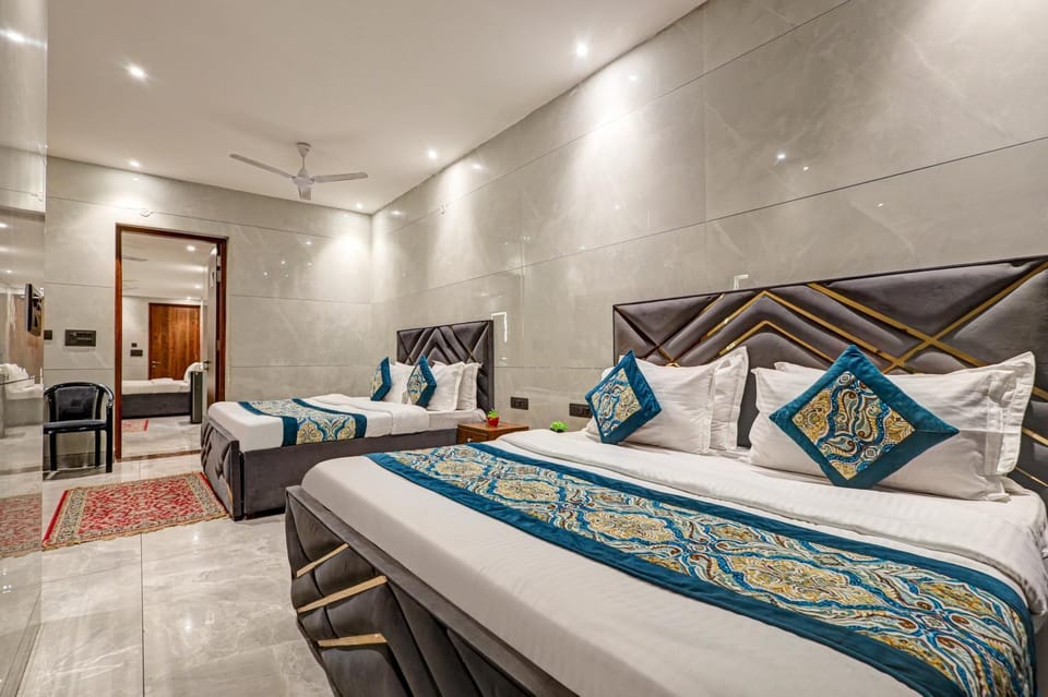 Bed, Living room, Photo of the whole room, Seating area, Bedroom