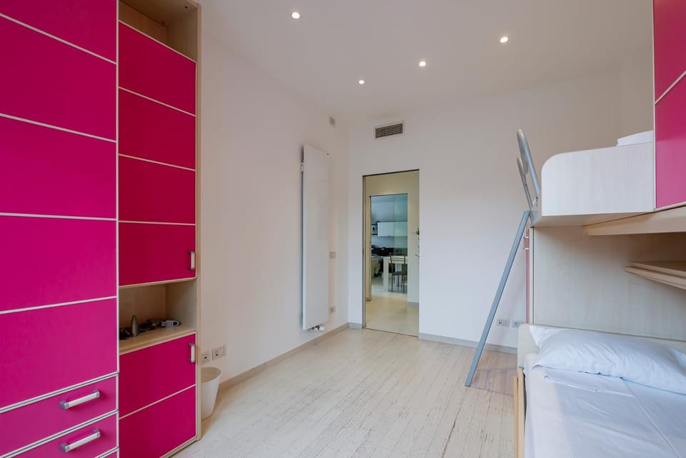Bed, Photo of the whole room, wardrobe