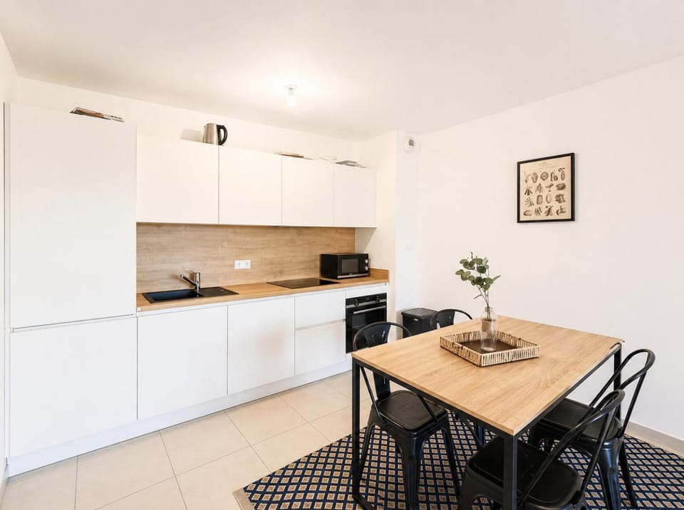 Kitchen or kitchenette, oven, stove