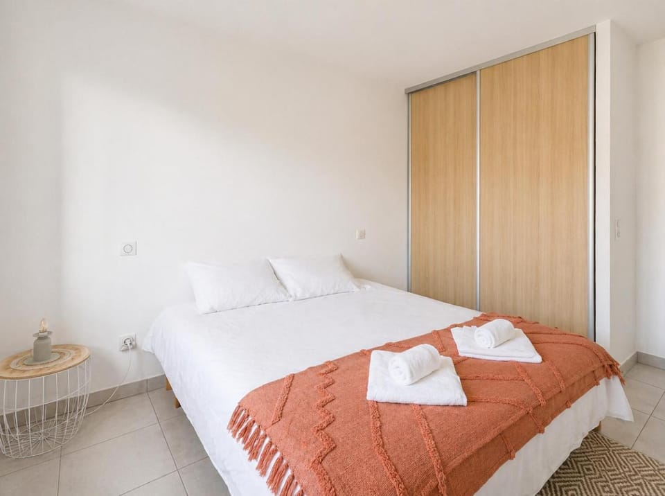 Bed, Photo of the whole room, Bedroom, wardrobe