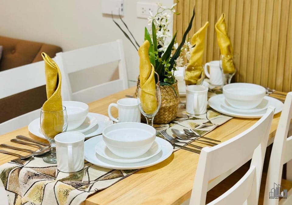 Living room, Food and drinks, Seating area, Dining area, Food