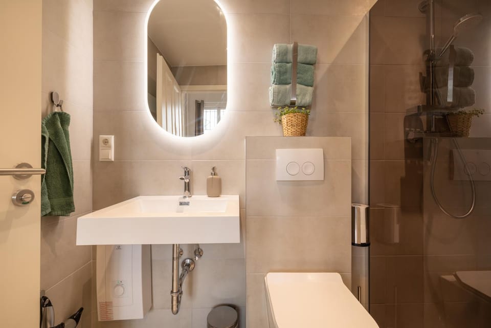Shower, Toilet, Bathroom, towels