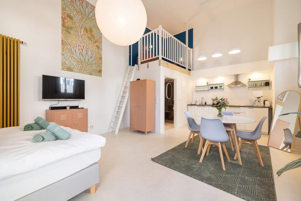 Communal lounge/ TV room, Bed, TV and multimedia, Kitchen or kitchenette, Living room, Photo of the whole room, Seating area, Dining area, Evening entertainment, Bedroom