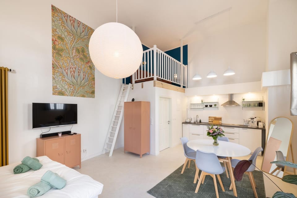 Communal lounge/ TV room, TV and multimedia, Kitchen or kitchenette, Living room, Photo of the whole room, Seating area, Dining area, Evening entertainment