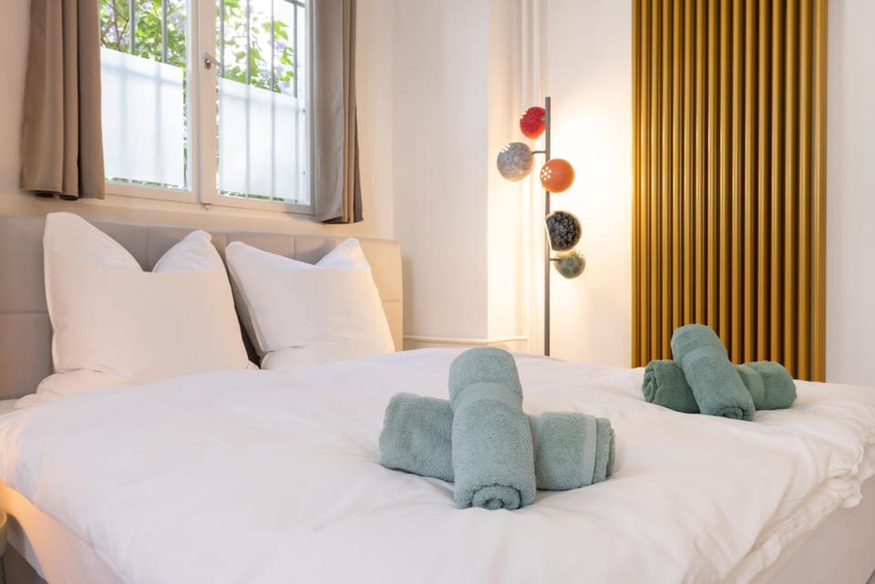 Bed, Bedroom, towels