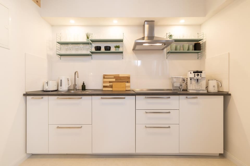 Coffee/tea facilities, Kitchen or kitchenette, stove, kitchen