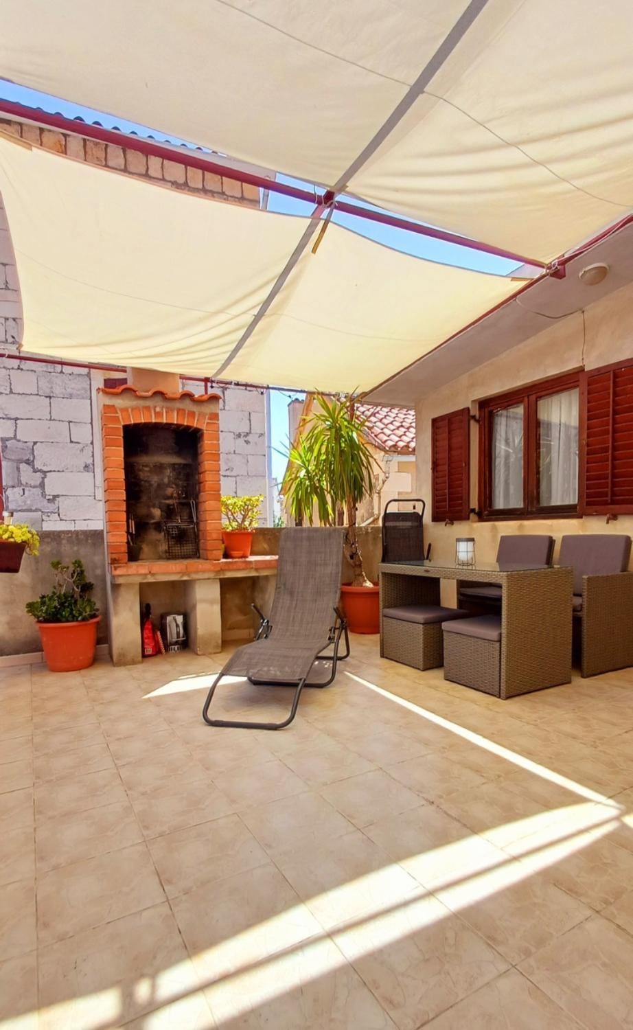 Day, BBQ facilities, Seating area