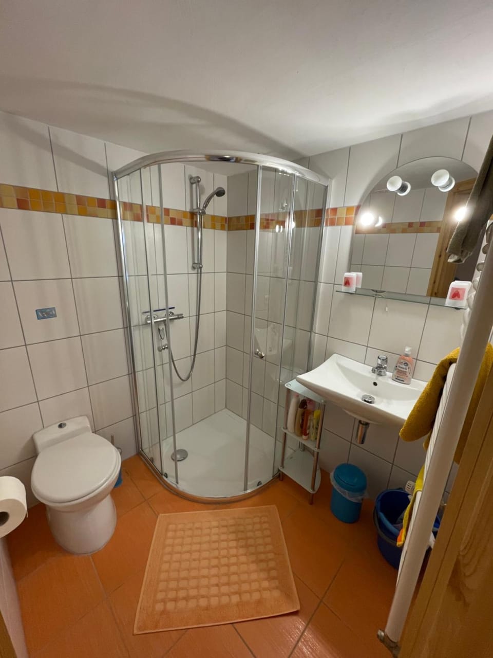 Shower, Toilet, Bathroom, towels