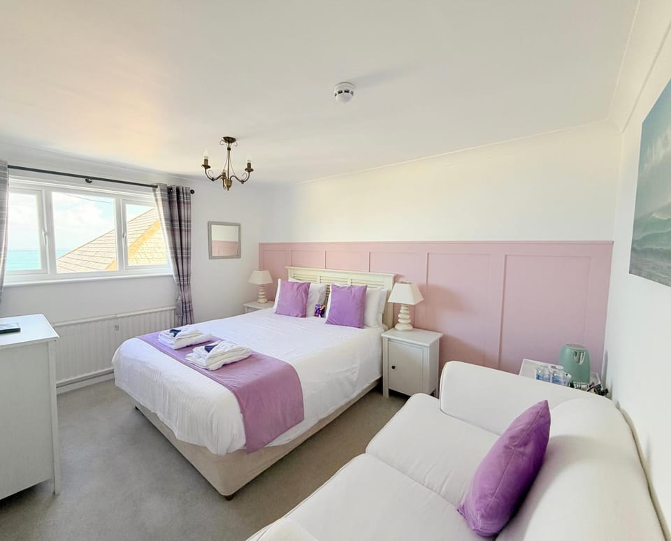 Bed, Photo of the whole room, Seating area, Bedroom