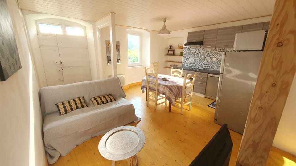 Living room, Seating area, Dining area, minibar, pet friendly, stove