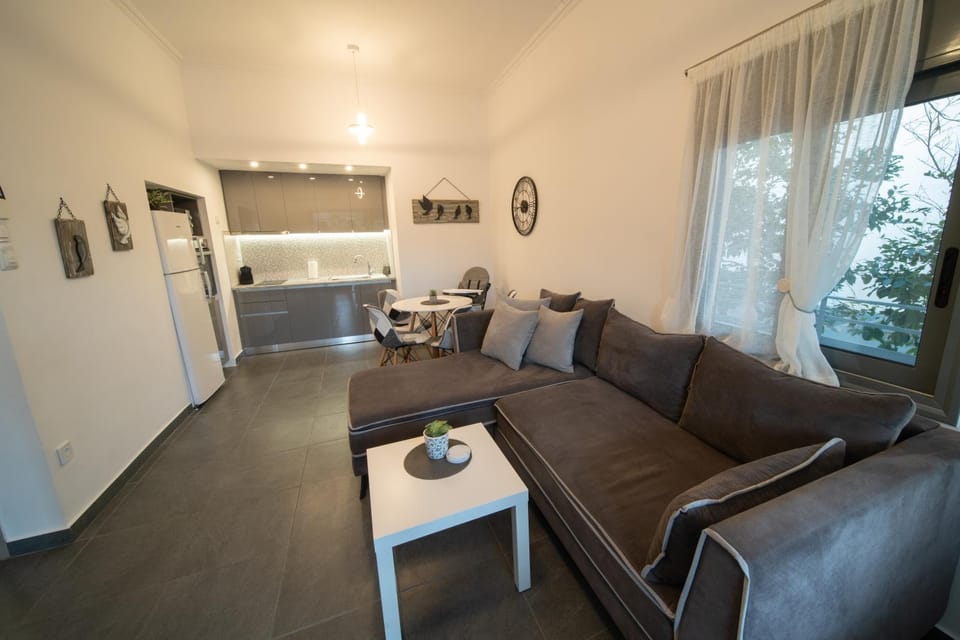 Kitchen or kitchenette, Living room, Seating area, Dining area, minibar