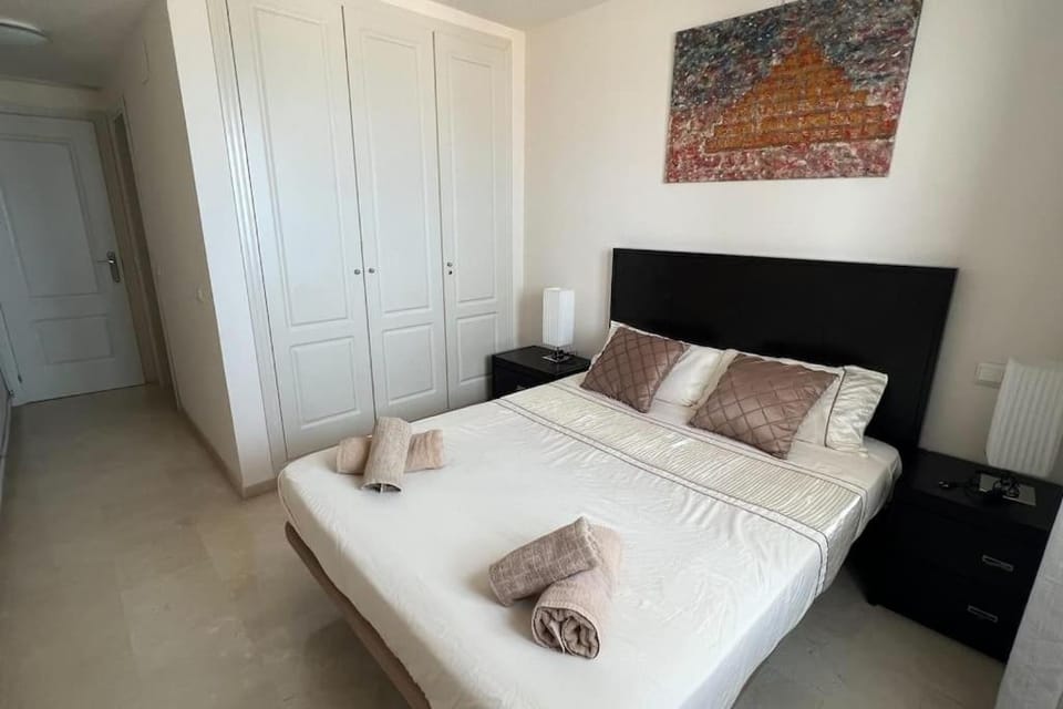 Bed, Bedroom, towels