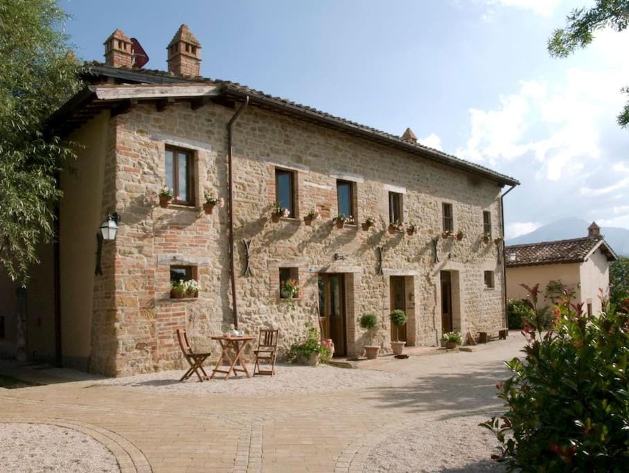Casale con vista sui Monti Sibillini e piscina Villa in Marche