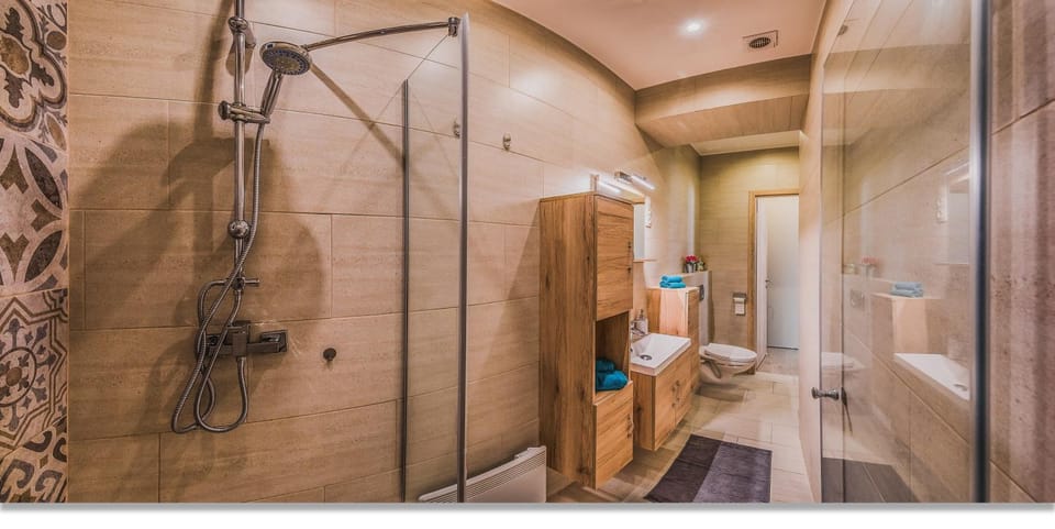 Shower, Toilet, Bathroom, towels