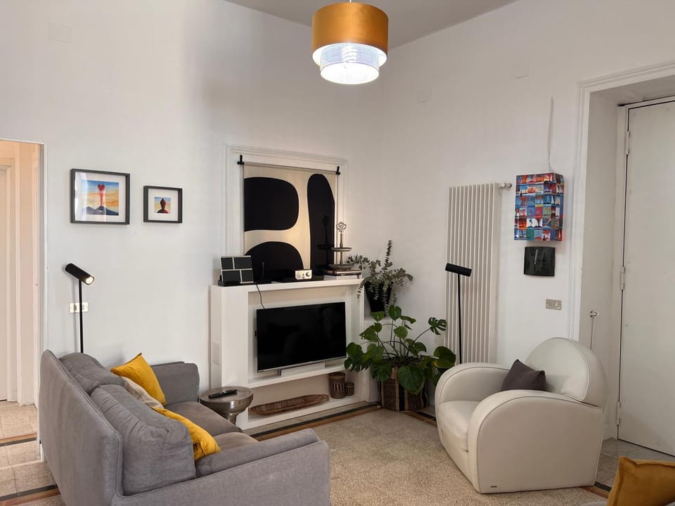 TV and multimedia, Living room, Seating area, Evening entertainment
