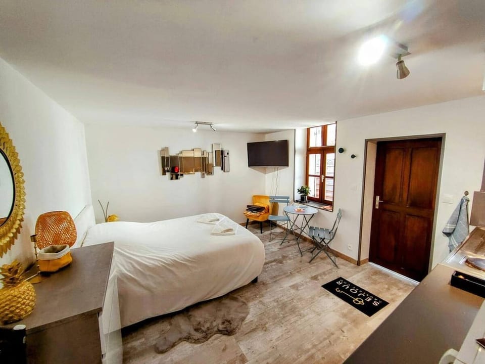 Communal lounge/ TV room, Bed, Living room, Other, Photo of the whole room, Bedroom