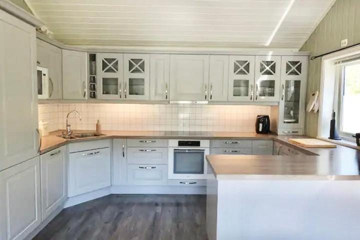 Riverfront house with 98 inch TV, ps5 & activities House in Nordland, Norway