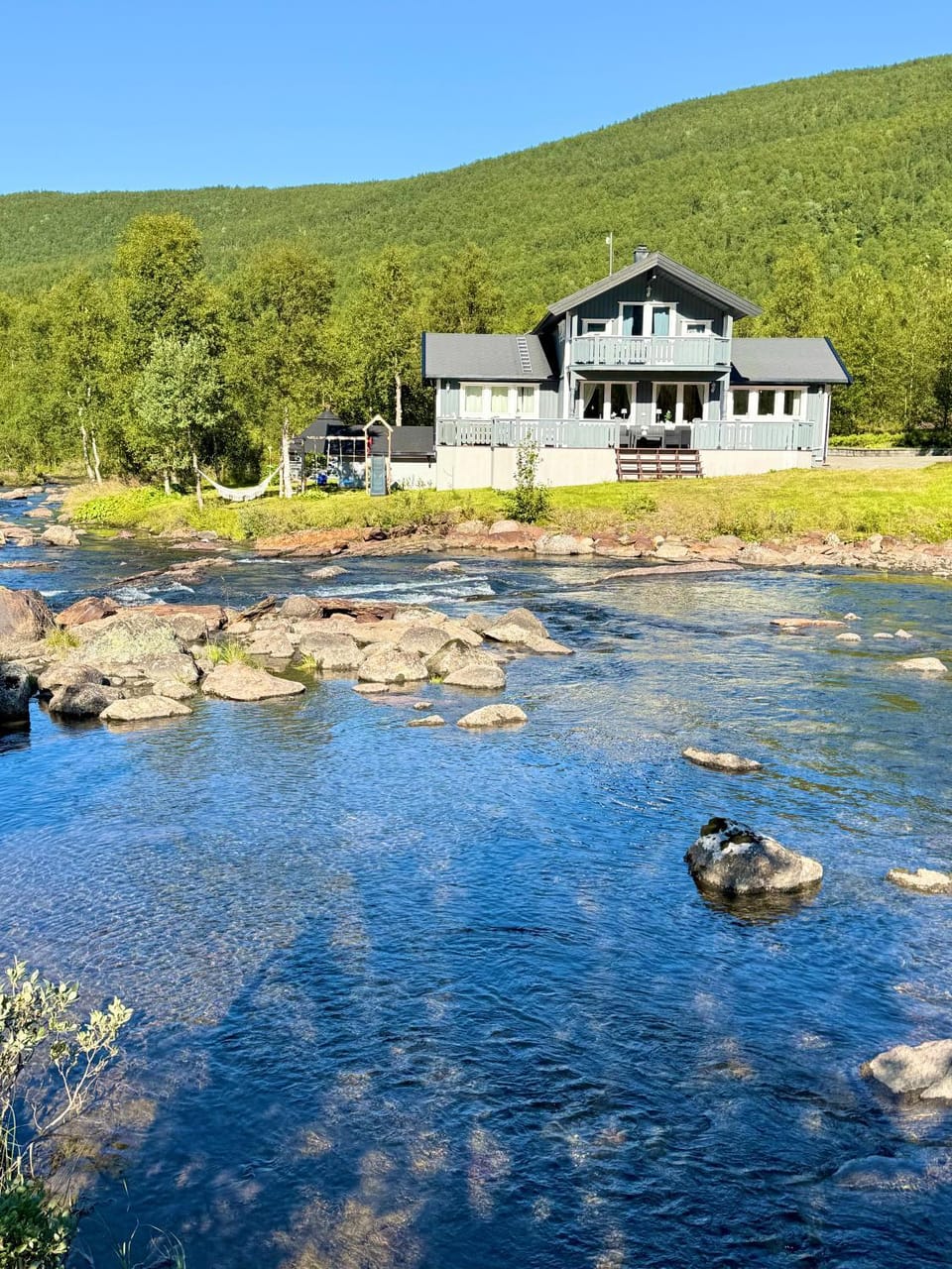 Riverfront house with 98 inch TV, ps5 & activities House in Nordland, Norway