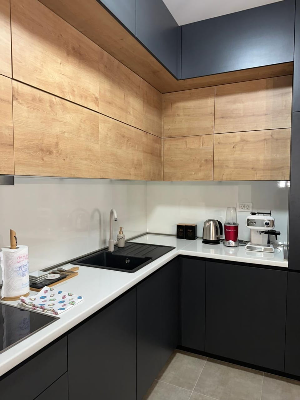 Coffee/tea facilities, Kitchen or kitchenette, stove