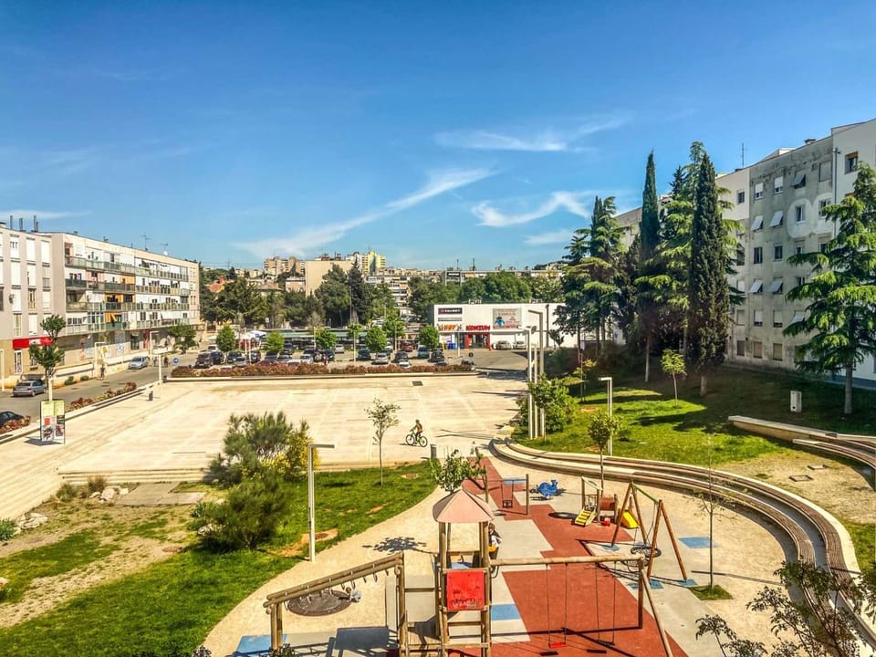 Property building, Neighbourhood, City view, Location