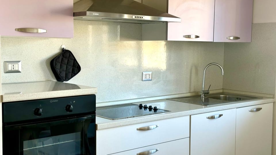 P013 - Porto Recanati, trilocale ristrutturato a 50mt dal mare Apartment in Porto Recanati