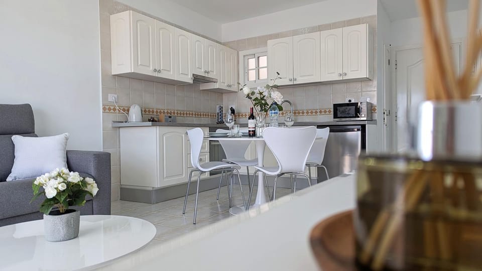 Kitchen or kitchenette, Living room, Seating area, Dining area