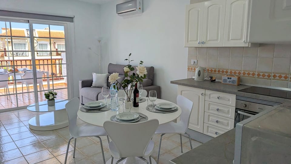Kitchen or kitchenette, Living room, Seating area, Dining area, air conditioner