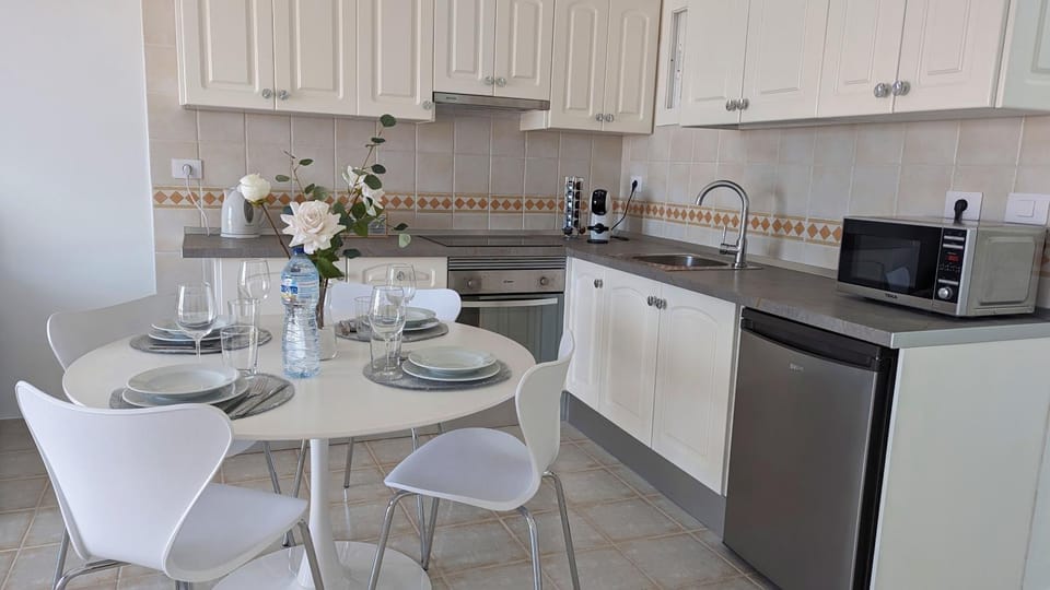 Coffee/tea facilities, Kitchen or kitchenette, Dining area, pet friendly, stove