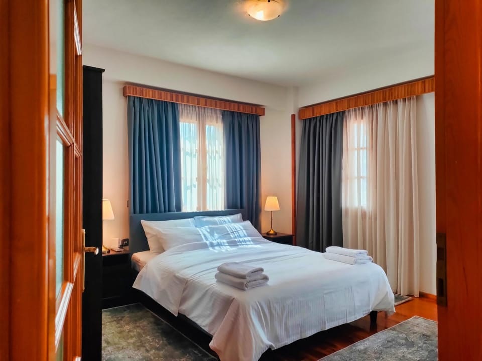 Photo of the whole room, Bedroom