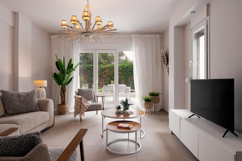 Communal lounge/ TV room, TV and multimedia, Living room, Seating area, Evening entertainment