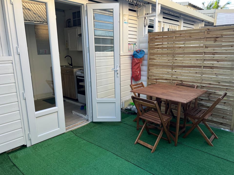 Patio, Day, Dining area