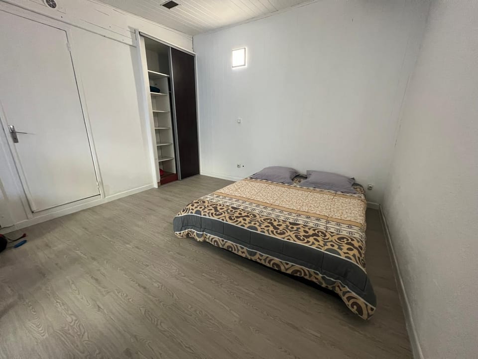 Bed, Photo of the whole room, wardrobe
