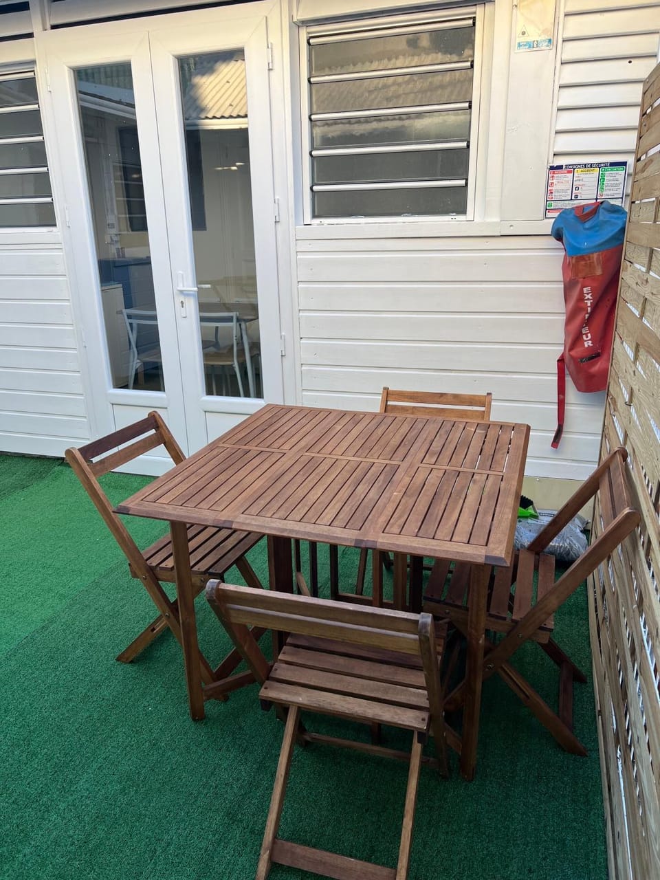 Patio, Day, Dining area