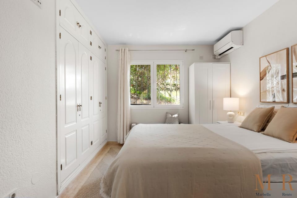Bed, Photo of the whole room, Bedroom, wardrobe, air conditioner
