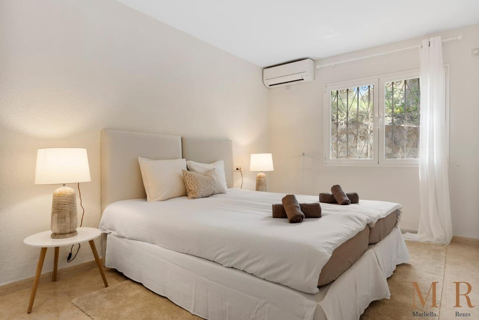 Bed, Photo of the whole room, Bedroom, air conditioner