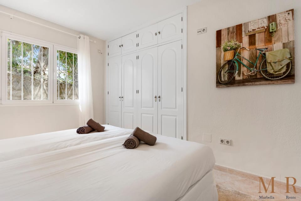 Bed, Bedroom, towels, wardrobe