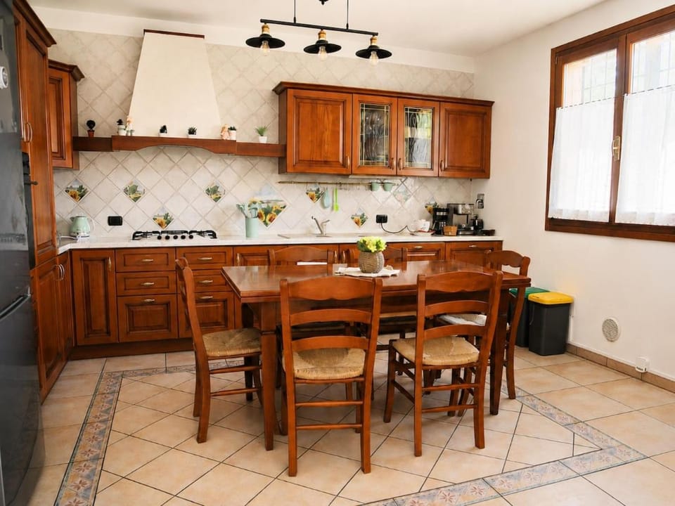 Kitchen or kitchenette, Dining area, stove