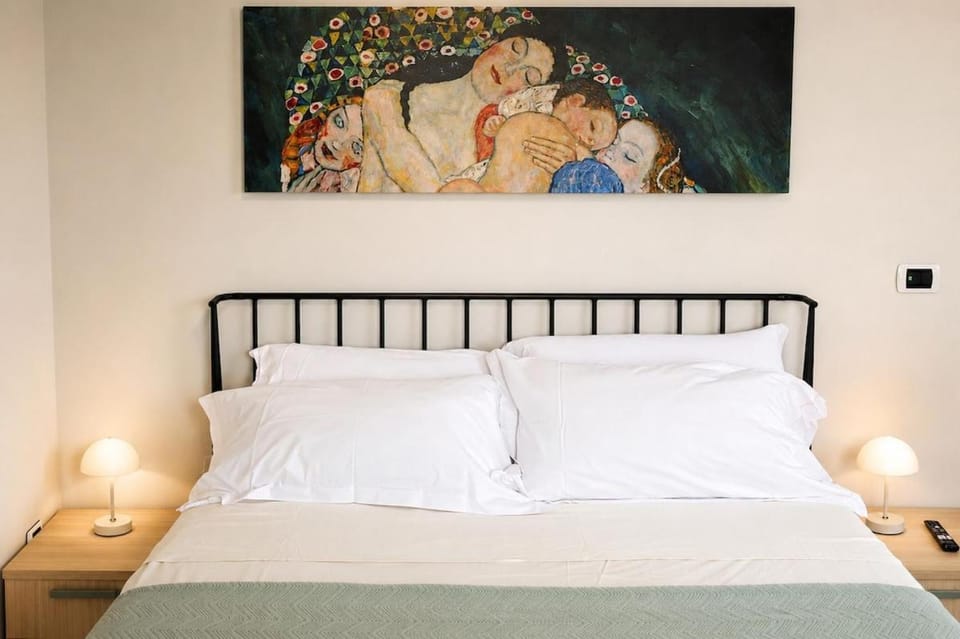 Bed, Photo of the whole room, Decorative detail, Bedroom
