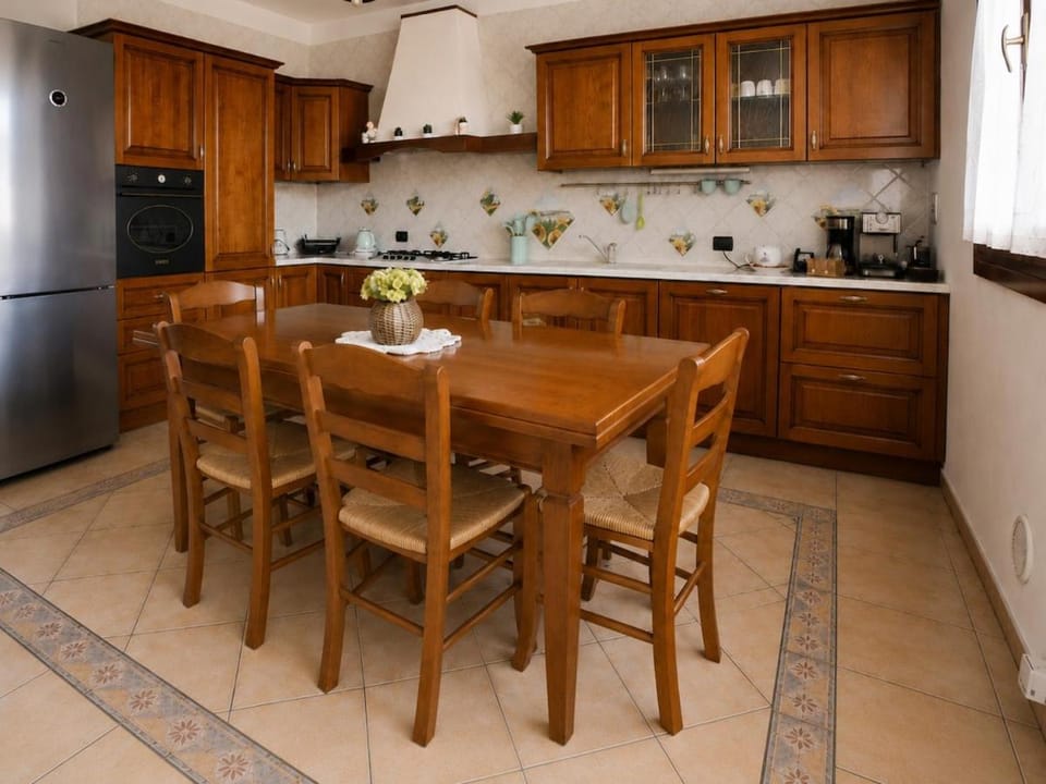 Kitchen or kitchenette, Dining area, stove
