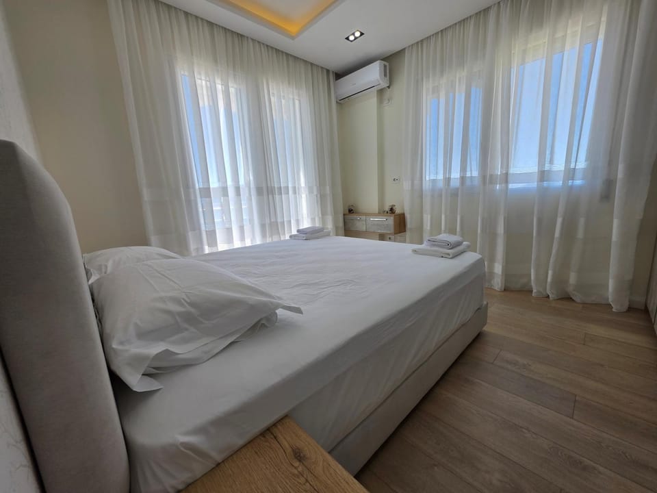 Bed, Bedroom, towels, air conditioner