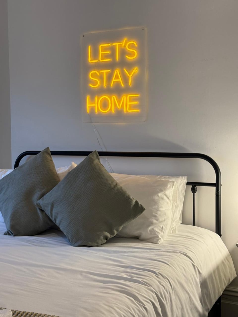Bedroom, Text overlay