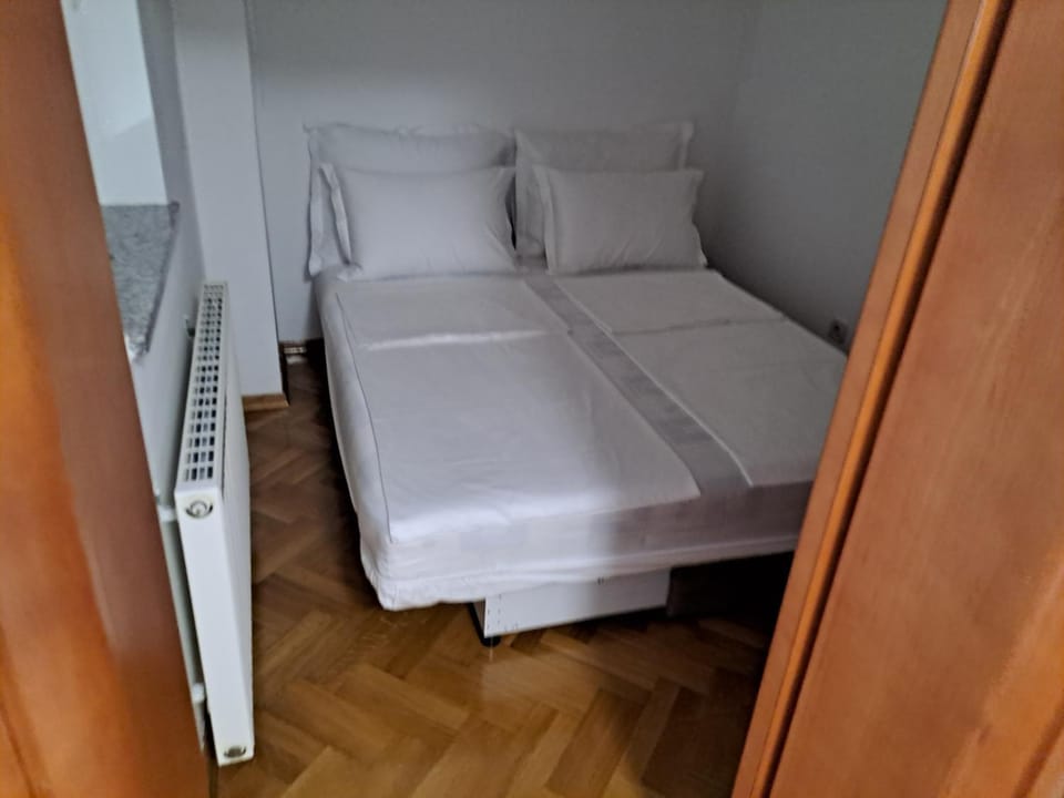 Bed, Bedroom, internet, wardrobe