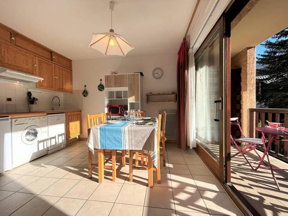 Dining area, kitchen