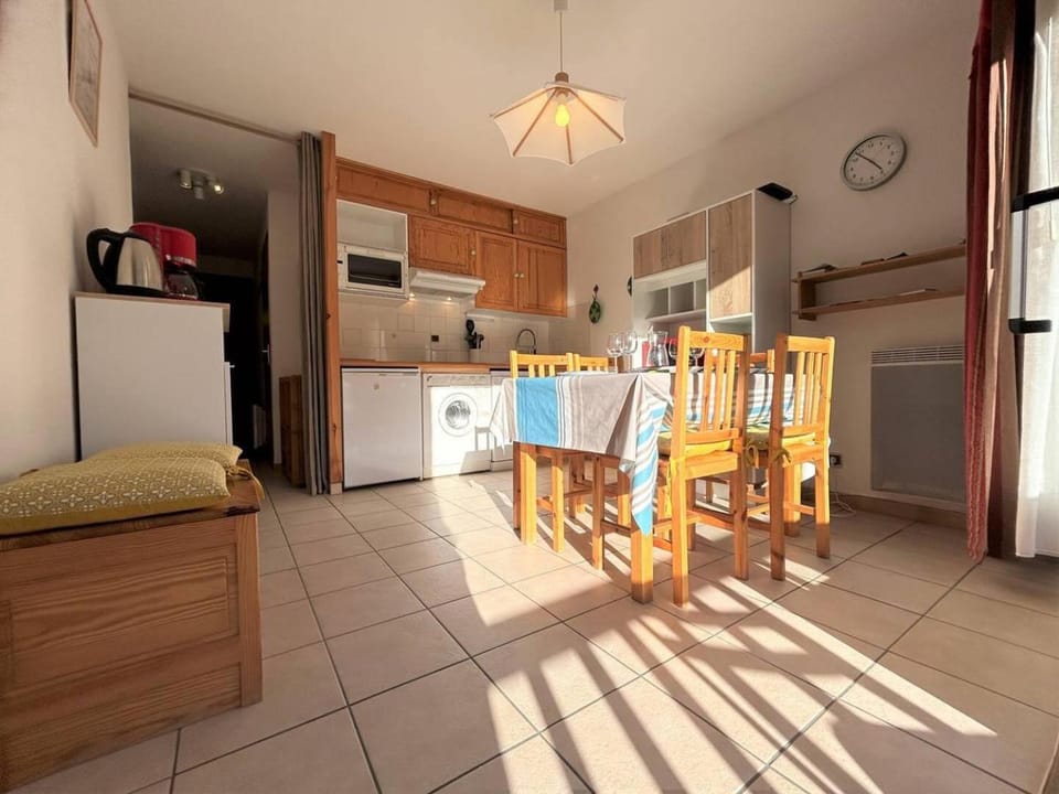 Dining area, kitchen