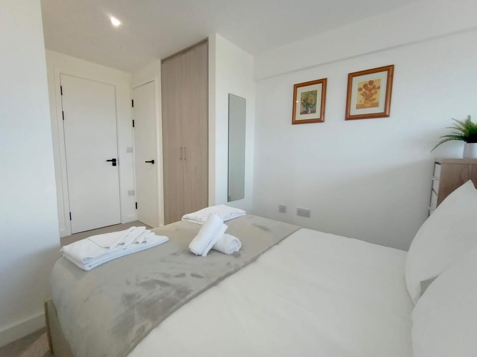 Bed, Bedroom, towels, wardrobe