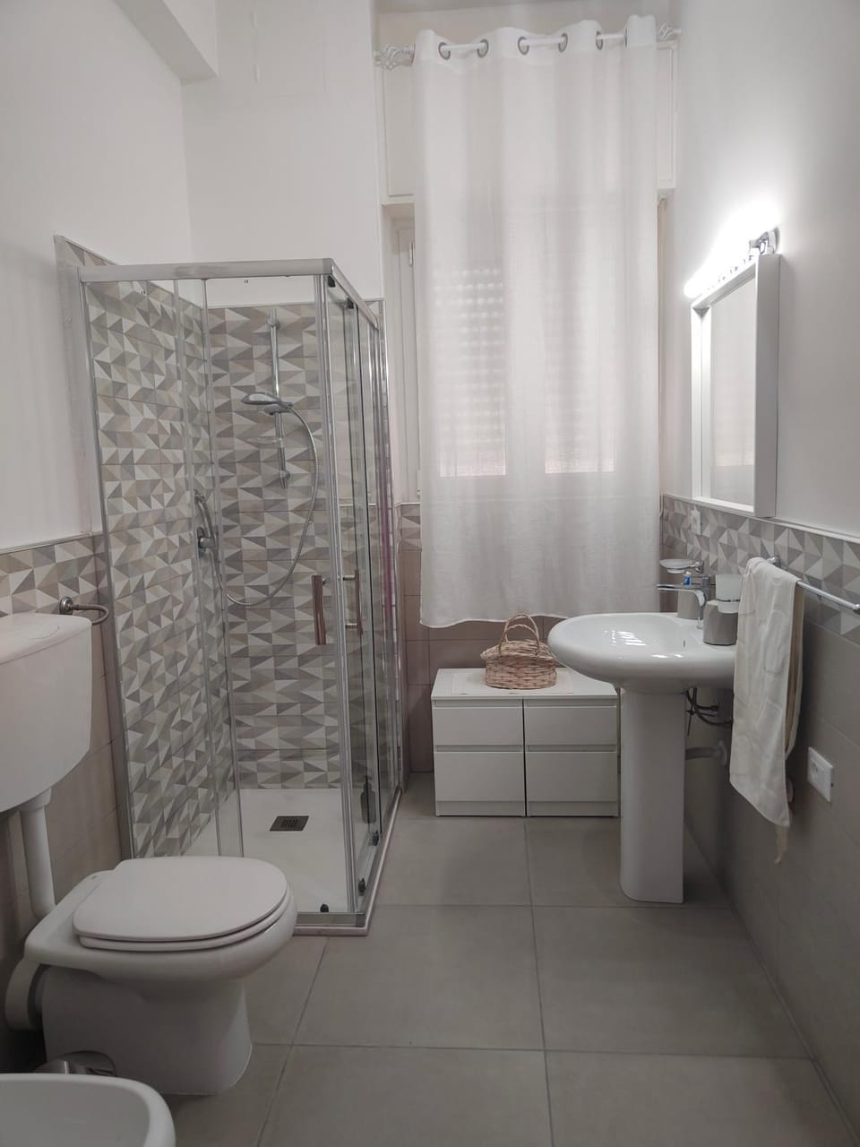 Shower, Toilet, Bathroom, bidet, towels