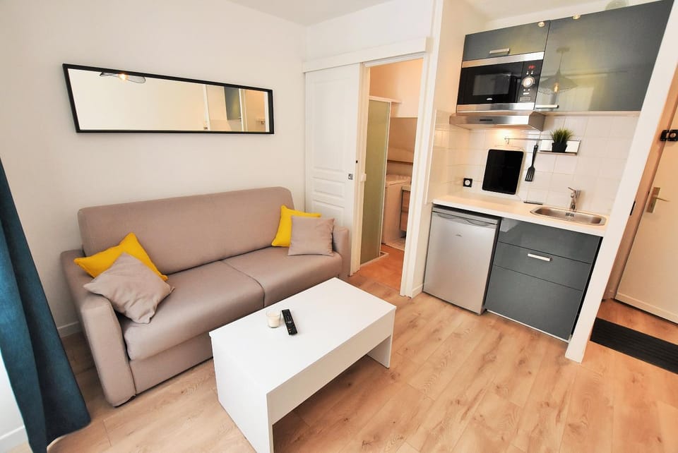 Dining area, minibar